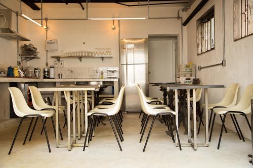 Um restaurante ou outro lugar para comer em Guest Urban Hotel Design Pinheiros
