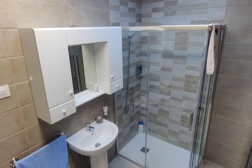 La salle de bains est pourvue d'un lavabo et d'une douche. dans l'établissement Ático en museo fotográfico, à Muxía