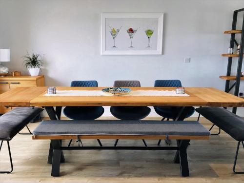 een houten tafel met stoelen eromheen in een kamer bij Colonels House in Sandown