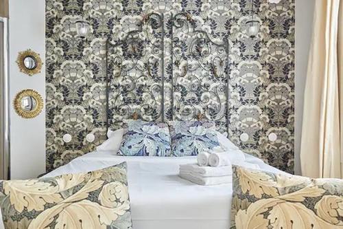 sypialnia z łóżkiem ze ścianą w obiekcie 299 Suite Nansouty - Superbe Appartement à Paris w Paryżu
