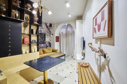 salon ze stołem i kanapą w obiekcie 299 Suite Nansouty - Superbe Appartement à Paris w Paryżu