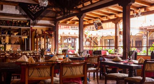 A restaurant or other place to eat at Hotel La Posada de San Antonio