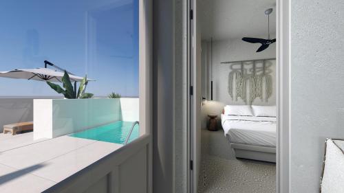 Pnoes Skyros في سكيروس: غرفة بيضاء مع مسبح وأريكة