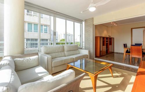 ein Wohnzimmer mit Sofa und Tisch in der Unterkunft Lovely Apartment In Alacant With Wifi in Alicante