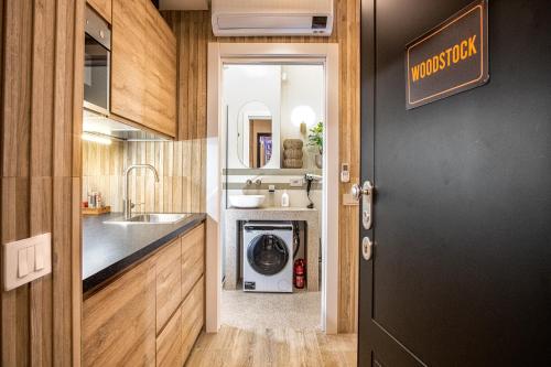 Woodstock Deluxe Studio by Central Station