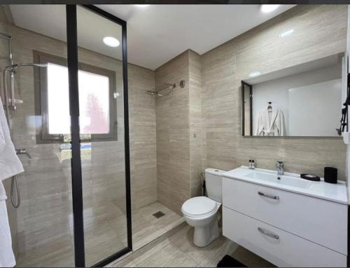 La salle de bains est pourvue de toilettes, d'un lavabo et d'un miroir. dans l'établissement Prestigia Golf entrée Agate (wifi), à Marrakech