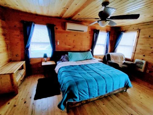 sypialnia z łóżkiem w drewnianym domku w obiekcie Perfectly Imperfect Cabin w mieście Turtletown