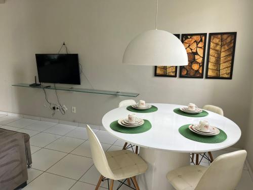 卡魯阿魯的住宿－Apartamento 108，白色的用餐室配有白色的桌椅