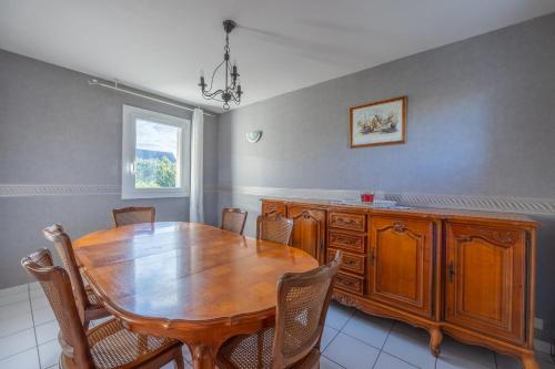 une salle à manger avec une table et des chaises en bois dans l'établissement Ground 0, à Port-en-Bessin-Huppain