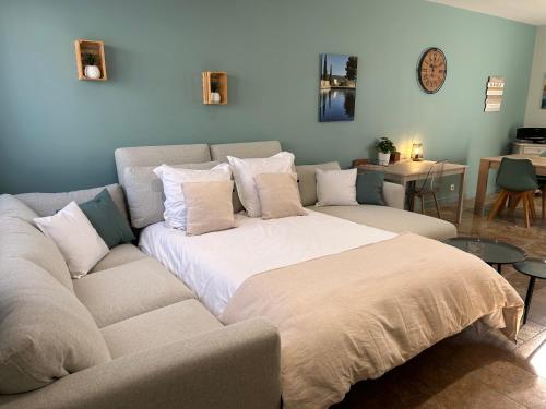 una sala de estar con un sofá y una mesa en Détours en Provence - Lavande 3*, en Châteaurenard