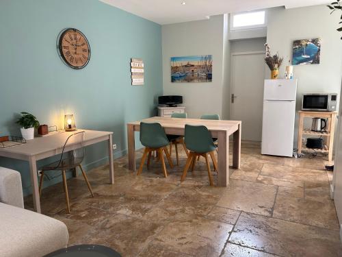 une cuisine et une salle à manger avec une table et des chaises dans l'établissement Détours en Provence - Lavande 3*, à Châteaurenard