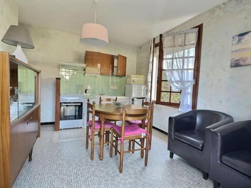 une cuisine et une salle à manger avec une table et des chaises dans l'établissement Appartement T2 Nord Est à 300m des plages, à Mimizan