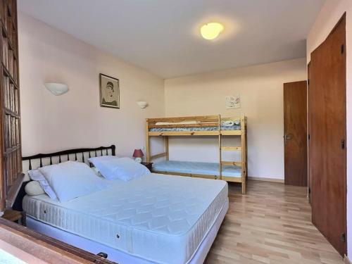 - une chambre avec un lit et deux lits superposés dans l'établissement Appartement T2 Nord Est à 300m des plages, à Mimizan