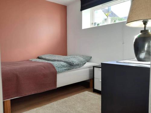 - une chambre avec un lit, une fenêtre et une table dans l'établissement By the sea apartment, à Stavanger