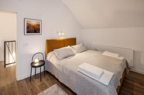 1 dormitorio con 1 cama con 2 toallas en Eagle’s Nest Villa en Kopačevo