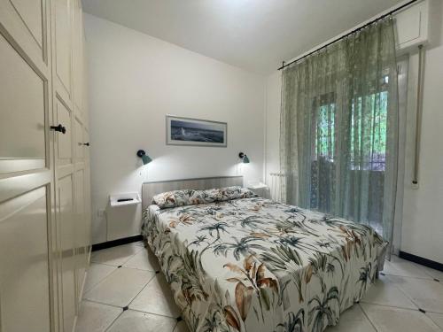 una camera con letto e finestra di Mari Sole By Holiday World a Chiavari