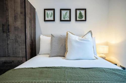 a bedroom with a bed with white sheets and pillows at Amazing 2 Bedroom Flat Next to Brighton Station Sleep 6 Guests RHF in Brighton & Hove