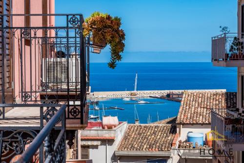 uma vista para o oceano a partir de uma cidade com edifícios em Casa vacanze Peperoncino em Castellammare del Golfo