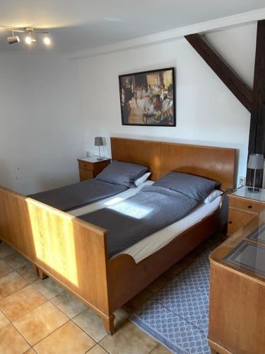 ein Schlafzimmer mit einem großen Holzbett in einem Zimmer in der Unterkunft Ferienwohnung Kornkäfer 2 in Mochau