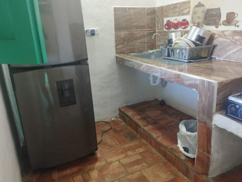 una cucina con frigorifero in acciaio inossidabile e bancone di HOSPEDAJE CASA GRANDE ARBOLITO a Barichara