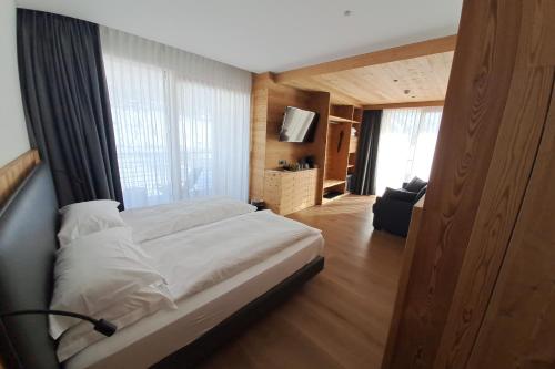 a hotel room with a bed and a television at Vetta Alpine Relax in Livigno
