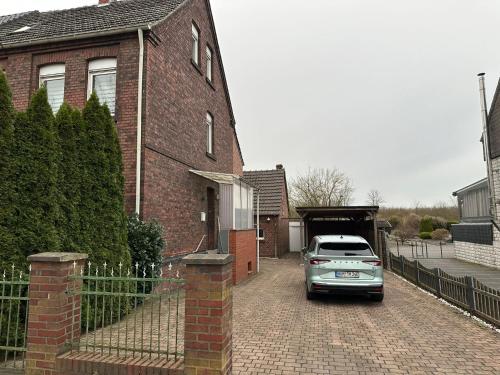 a car parked in front of a brick house at Schöne Zimmervermietung für Monteure geeignet ! Direkt am Kanal mit Gartennutzung! in Hamm
