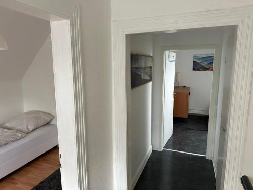 a hallway with a bedroom and a bed in a room at Schöne Zimmervermietung für Monteure geeignet ! Direkt am Kanal mit Gartennutzung! in Hamm