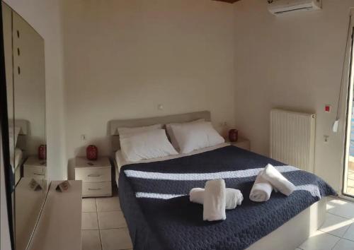 1 dormitorio con 1 cama con toallas en Vista Sunrise, en La Canea
