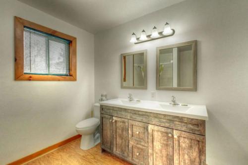 A bathroom at 8 Bedroom Spacious Chalet, Private Beach Access, Hot Tub, BBQ, Perfect for Large Groups at Blue Mountain, Petfriendly