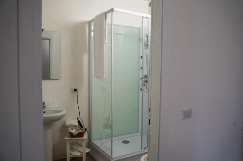 y baño con ducha de cristal y lavabo. en Boccadoro Rooms, en San Zeno
