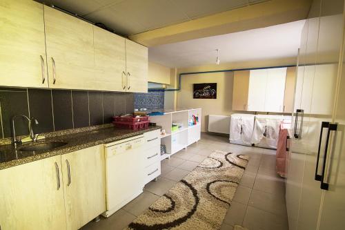 una cocina con armarios blancos y fregadero en 22 OTEL en Edirne