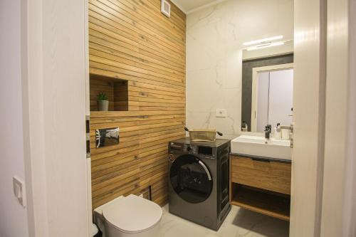La salle de bains est pourvue d'un lave-linge et d'un lavabo. dans l'établissement MO Apartment One, à Braşov