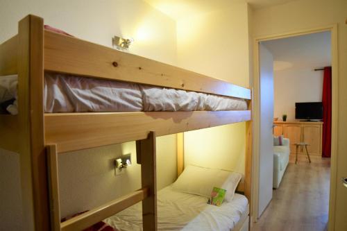 a bunk bed in a room with a bunk bed in a room at Andromede - 35 - Studio coeur station - 4 pers in Les Deux Alpes