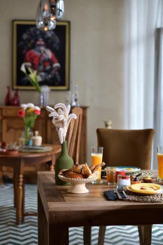 een eettafel met een bord eten erop bij Riad Palau Marrakech in Marrakesh