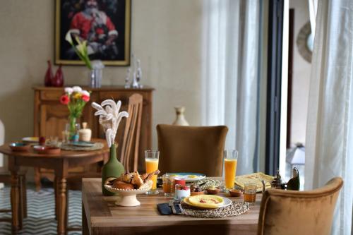 een eettafel met eten en drinken erop bij Riad Palau Marrakech in Marrakesh