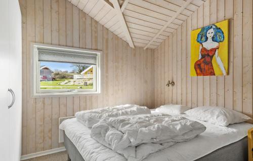 ノーポにあるStunning Home In Nordborg With 3 Bedrooms, Sauna And Wifiのベッドルーム1室(壁に絵画が描かれたベッド1台付)