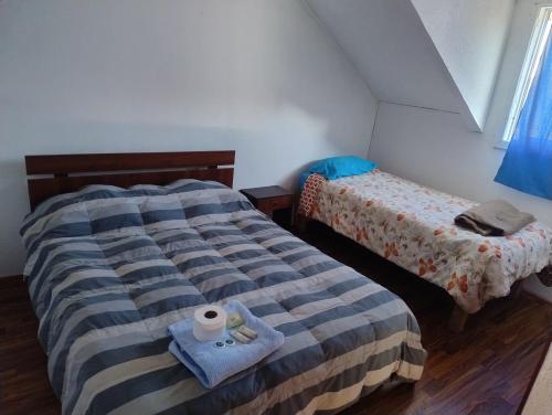 1 dormitorio con 1 cama con rollo de papel higiénico en Hotel Brisas del Quisco, en El Quisco