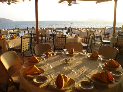 Un restaurante o lugar para comer en el Hotel Acapulco Malibu