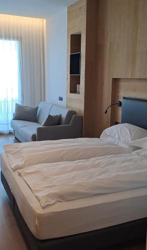 a bedroom with a large bed and a couch at Vetta Alpine Relax in Livigno