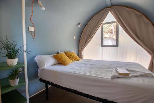 um quarto com uma cama com uma cabeceira arqueada em Tres estrellas Camí de Sirga Mequinenza em Mequinenza