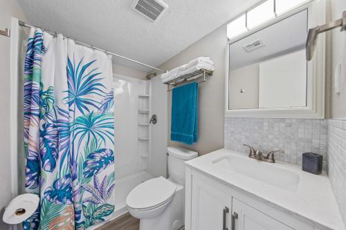 La salle de bains est pourvue d'un lavabo et d'un rideau de douche. dans l'établissement Gulf View 1 Unit 403, à South Padre Island