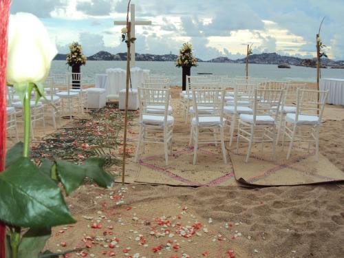 a set up for a wedding on the beach at Hotel Acapulco Malibu in Acapulco