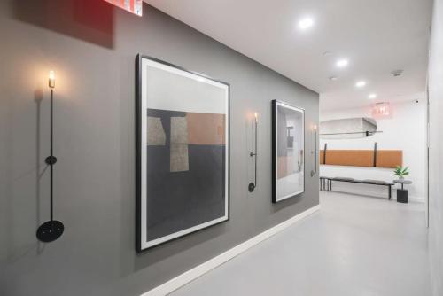 Postel nebo postele na pokoji v ubytování Massive 1BR w Private Patio in Upper East Side
