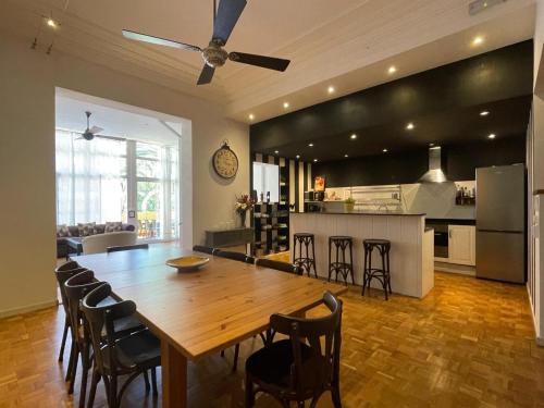 a dining room and kitchen with a wooden table and chairs at Casa Consell Apartments in Barcelona