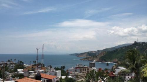 a view of a city and a body of water at Villa Costa Chica Comodisimo piscina gigante jardines in Acapulco