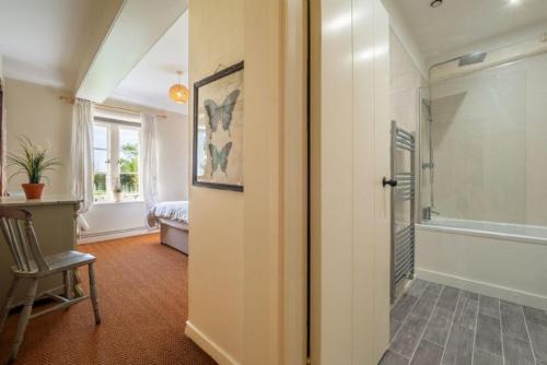 um quarto com uma casa de banho com um chuveiro e uma janela em The Cartlodge em Higham