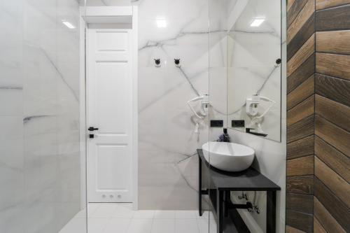 Bilik mandi di Richter Apartments by INSHI