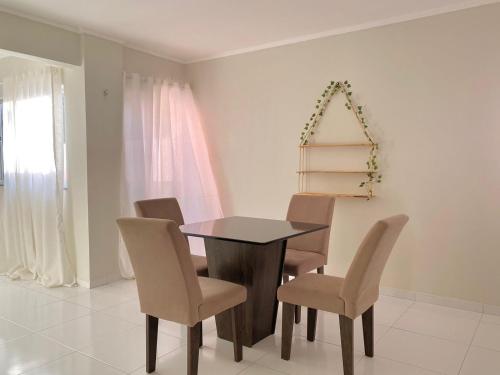a dining room with a table and chairs at Quarto privativo Velho Chico 2 in Petrolina