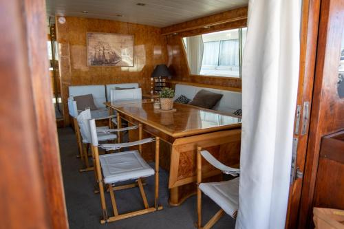 eine Küche und ein Esszimmer mit einem Tisch und Stühlen in der Unterkunft Habitación marinería Boat Aloha in Barcelona