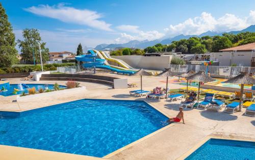 einen Pool in einem Resort mit Rutsche in der Unterkunft Camping Saint-Cyprien in Saint-Cyprien